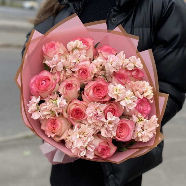 Букет с маттиолой и розами Романтическое утро